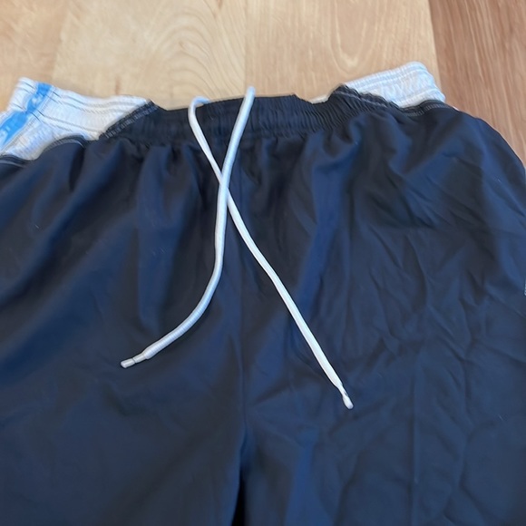 Under Armour sports shorts like new. Size XL - Picture 3 of 5